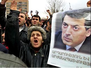 В центре Еревана в воскресенье проходит очередной митинг оппозиции, которая требует признать победу лидера Народной партии Армении Степана Демирчяна в первом туре президентских выборов