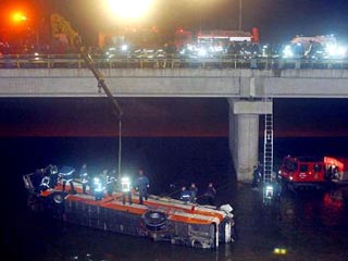 По уточненным данным, на севере Греции 14 человек погибли и еще восемь получили тяжелые ранения сегодня в результате падения с моста в реку пассажирского автобуса
