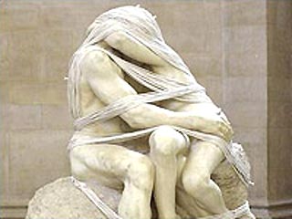 Современная художница, номинант на премию Тернера дополнила знаменитый шедевр Огюста Родена, некогда обвиненный в непристойности и излишней откровенности. "Поцелуй" французского скульптора Корнелия Паркер обернула широкими полосками стропы