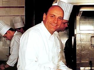 Париж. Бернар Люазо, 52 лет, владелец ресторана La Cote d'Or в Бургундии - одного из 16, согласно путеводителю Мишлен, трехзвездных ресторанов во всей Франции, - умер вследствие огнестрельного ранения, вероятно, покончил с собой
