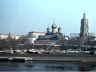 Причиной пожара в столярных мастерских на территории Новоспасского монастыря в центре Москвы, возможно, стал поджог