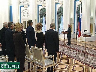 Президент России Владимир Путин вручил государственные награды группе военнослужащих, ученых, работников искусства и некоторым политическим деятелям