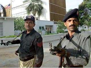В Карачи неизвестные обстреляли консульство США