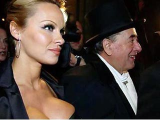Бывшая модель Playboy Памела Андерсон минувшей ночью танцевала среди представителей венского высшего света на ежегодном "Балу балов" в Венской опере