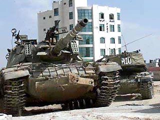 Израильские танки при поддержке боевых вертолетов и бульдозеров вошли в лагерь для беженцев Хан Юнис на юге сектора Газа