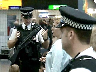 Британская полиция сообщила во вторник, что представителями правопорядка Лондона арестован стюард авиакомпании острова Маврикия Air Mauritius. Ему предъявлены обвинения в изнасиловании во время одного из рейсов пассажирки самолета