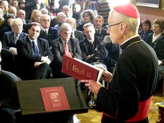 Старый друг Папы кардинал Франтишек  Махарски открывает в Кракове презентацию книги Иоанна Павла II
