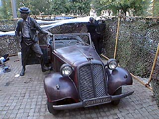 Колесо из бронзы похитили неизвестные с раритетного автомобиля, установленного на постаменте около цирка имени Юрия Никулина на Цветном бульваре