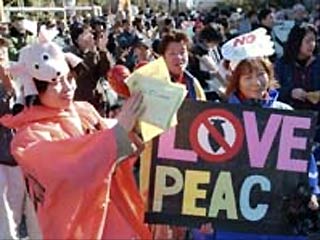 Десятки тысяч людей по всей Японии протестуют против войны в Ираке