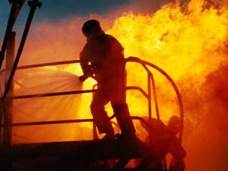 Мощный пожар вспыхнул в воскресенье в Кемерове. Около 6 часов утра мск загорелись емкости с дизельным топливом на нефтебазе местного авиапредприятия