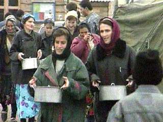 Чеченских беженцев в Ингушетии лишают гуманитарной помощи, если они отказываются записаться в списки для голосования на предстоящем референдуме по конституции республики