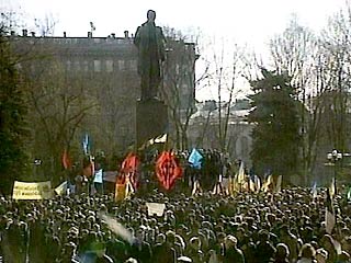 В Киеве в воскресенье проходит акция протеста оппозиции "Восстань, Украина!"