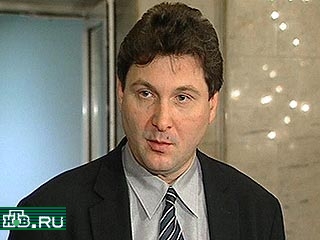 Один из лидеров "Яблока", Сергей Иваненко, считает, что Дума третьего созыва работает "строго по плану, который спущен сверху", и не отклонила ни одного закона, внесенного президентом