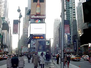 Чрезвычайное происшествие в одном из торговых пассажей в центре Нью-Йорка. По меньшей мере 11 человек получили ранения в результате столкновения, происшедшего в воскресенье рано утром в пассаже на Times Square. В этом месте всегда много туристов
