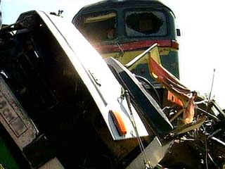 На Сахалине грузовой поезд столкнулся с микроавтобусом, два человека погибли, еще трое ранены