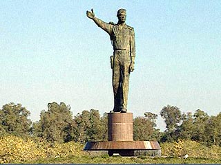 Жители города Киркук на севере Ирака замазывают черной краской портреты Саддама Хусейна и сносят его статуи
