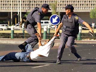 Южноафриканская служба полиции (САПС) арестовала в среду утром в разных провинциях страны 25 человек, подозреваемых в участии в антиправительственном заговоре