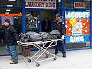 Преступник в надвинутом на лицо капюшоне, придя в прачечную в Бруклине, застрелил работавшего там 32-летнего иммигранта из России Альберта Котляра