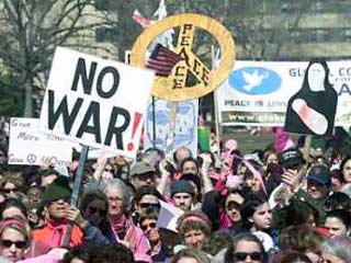 Арестом 25 американских активисток, выступающих против войны с Ираком, завершился марш в защиту мира у Белого дома, который совпал с Международным женским днем
