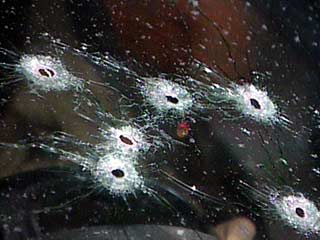 В четверг утром в Северном округе столицы неизвестный преступник расстрелял из автомата двух человек, находившихся в автомобиле Mercedes