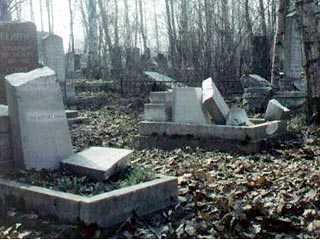 Сатанисты разрушили 37 могил в селе Мысхако под Новороссийском и сфотографировались обнаженными на фоне развороченных могильных памятников
