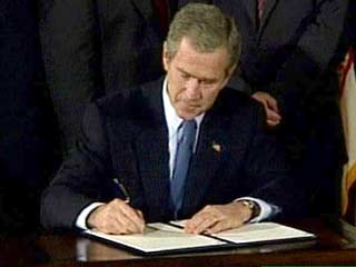 Президент США Джордж Буш в четверг подписал указ о продлении еще на год санкций против Ирана, которые запрещают американским компаниям вести с этой страной почти все финансово-экономические операции