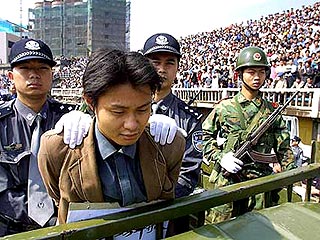 В Китае общественные казни проводятся на футбольных стадионах