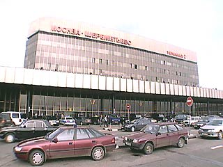 Более 18 тыс. долларов и 3 тыс. рублей забрали неизвестные преступники у водителя "десятки" неподалеку от аэропорта "Шереметьево-2"