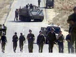 Израильская армия в воскресенье полностью оцепила палестинские территории. Как сказано в военном коммюнике, ни одному палестинцу не будет позволено входить в Израиль