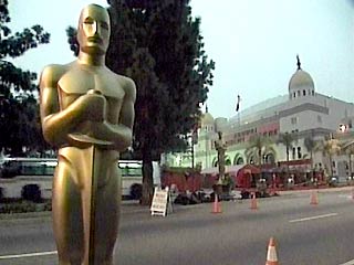 Организаторы 75-ой юбилейной церемонии вручения самой престижной для деятелей кино премии "Оскар" заявили, что надвигающаяся война в Ираке не сможет отменить в воскресенье самое большое событие года в светской жизни Голливуде