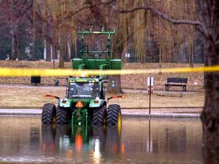 Полиция ведет переговоры с фермером, который въехал на тракторе в пруд в центре Вашингтона и утверждает, что при нем находится взрывчатка
