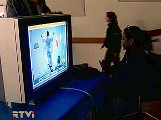 Военные также начали вчера демонстрировать по 33-му телеканалу учебные фильмы о том, как герметизировать комнату и надевать противогаз