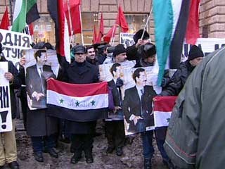 Напротив посольства США в центре Москвы проходит митинг против войны в Ираке