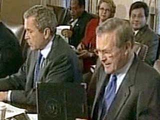 Джордж Буш проводит встречу в Белом Доме с министром обороны Дональдом Рамсфельдом и председателем Объединенного комитета начальников штабов Вооруженных сил США Ричардом Маерсом