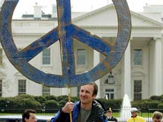 Представители американских пацифистских организаций, не потерявшие надежду предотвратить военную интервенцию США в Ирак, провели в среду антивоенные акции протеста в Вашингтоне