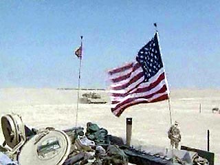 На этой неделе, когда американские войска двигались к границам Ирака, они получили два приказа, касающихся манеры поведения: не бросать конфеты иракским детям и не вывешивать флаги - полков, штатов и даже США