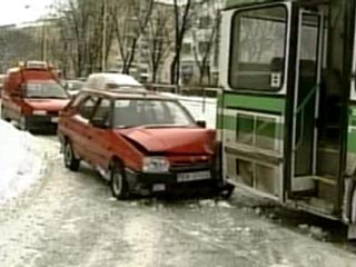 В Москве вечером в четверг дороги и тротуары покрылись коркой льда. Днем в столице прошел мокрый снег, а вечером температура пустилась ниже ноля градусов, что и привело к образованию гололедицы