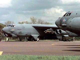 Четырнадцать бомбардировщиков Б-52, находящиеся на британской авиабазе RAF Fairford, полностью загружены боекомплектом, включая крылатые ракеты