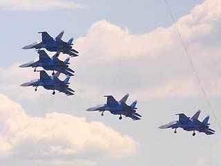 Российские военные летчики впервые в мире продемонстрировали полеты в группе из десяти самолетов