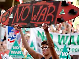 Активисты антивоенного движения провели в понедельник массовую демонстрацию протеста у здания австралийского парламента в Канберре. Произошли столкновения с полицией