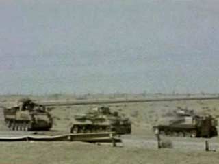 Колонны с подкреплением для американских и британских войск утром во вторник выдвинулись из Умм-Касра на юге Ирака к Басре