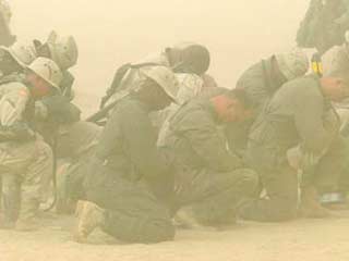 Предсказанная ранее синоптиками песчаная буря накрыла позиции Третьей пехотной дивизии американских войск южнее Багдада. Видимость значительно снизилась, проводить военные операции затруднительно