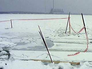 В Великом Новгороде офицер спас двух детей, провалившихся под тонкий лед