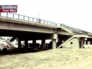 Американские морские пехотинцы преодолели два моста через Евфрат в городе Эн-Насирия. Об этом сообщили в Катаре спутниковые радиостанции