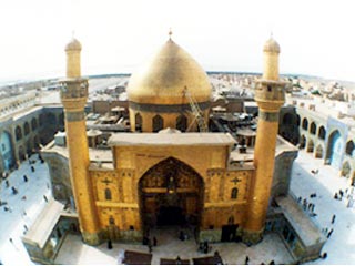 Возведенная над могилой мечеть Аль-Хайдария с возвышающимися над ней крытыми золотом куполом и двумя минаретами является местом паломничества шиитов