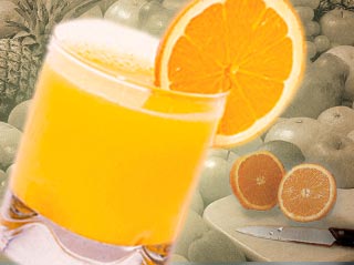 Свежевыжатый апельсиновый сок ненамного полезнее предназначенного для долгого хранения пастеризованного сока