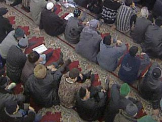 В учреждении исламской общины, председателем которой был избран бывший секретарь парткома чувашского колхоза "Алга", пожелали принять участие несколько сот местных жителей