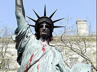 Во французском городе Бордо неизвестные облили краской и подожгли копию главного американского символа - Статуи Свободы