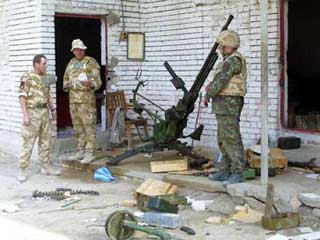 Военнослужащие британского контингента в Ираке, захватившие комплекс бункеров у аэрпорта Эз-Зубайр неподалеку от Басры, обнаружили там большие запасы боеприпасов и вооружений западного производства