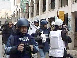 Количество журналистов арестованных в 2002 году резко возросло, а число погибших из-за своей работы представителей СМИ уменьшилось